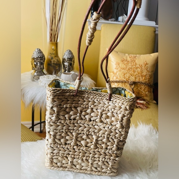 It’s a beautiful Zara wicker bag. Great for summer and vacay destinations 👜 - Picture 5 of 6